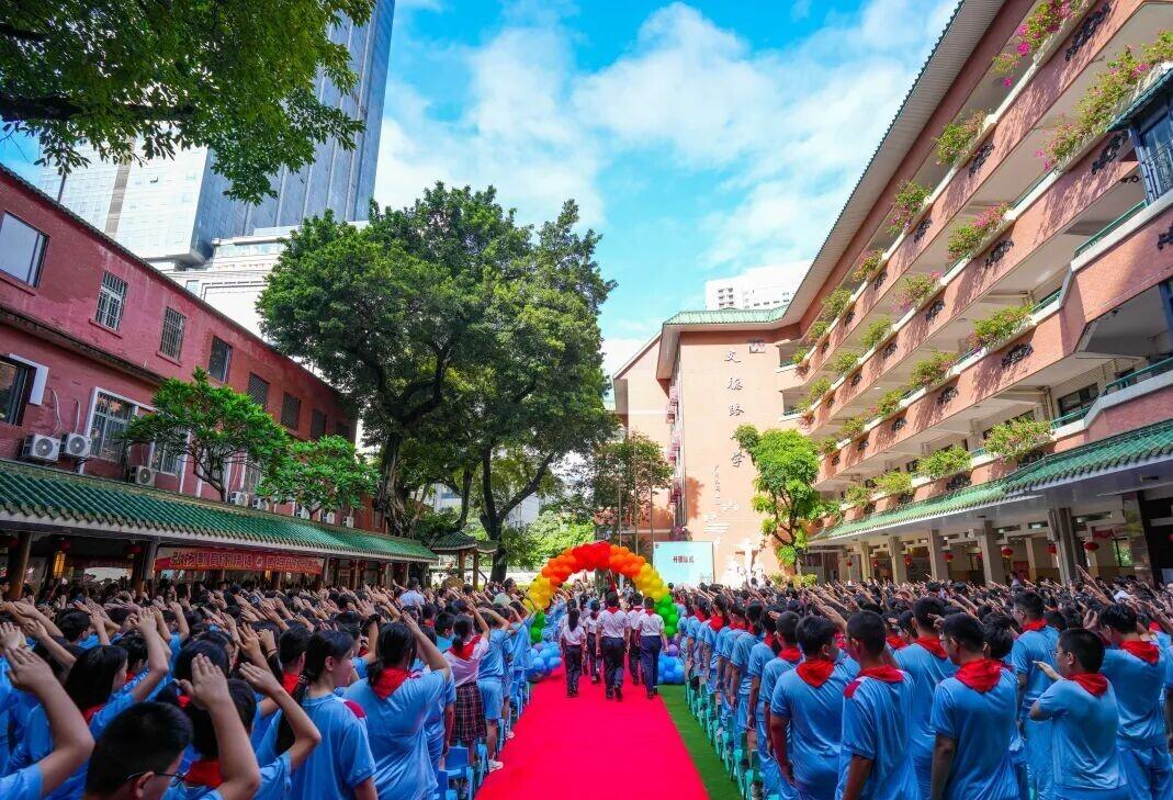 今天早上，文德路小学门口，一个四年级男生被他妈从电动车上薅下来。书包没背，头盔先