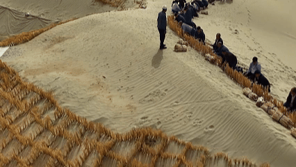 这条沙漠围巾治沙人一织就是一辈子 这条看似普通的沙漠围巾，是治沙人用一辈子的坚持