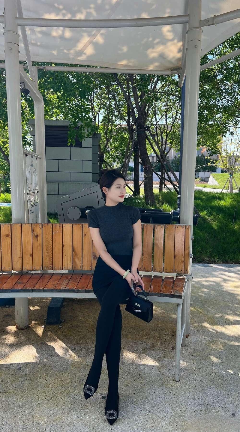 这套穿搭将简约干练与精致优雅巧妙融合，风格知性又具女人味。深灰色半高领短袖上衣简