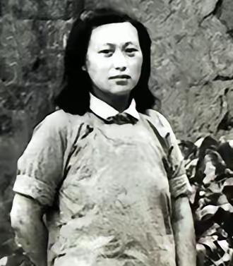 红25军准备长征时，军政治部做了一个决定：把七名女护士留下来，每人发8块银元，让