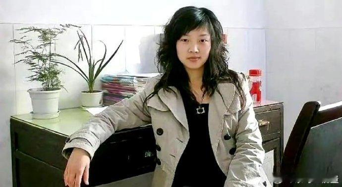 致敬最美教师向倩，2008年5月12日的汶川地震中，向倩老师自己身体被砸成了三段