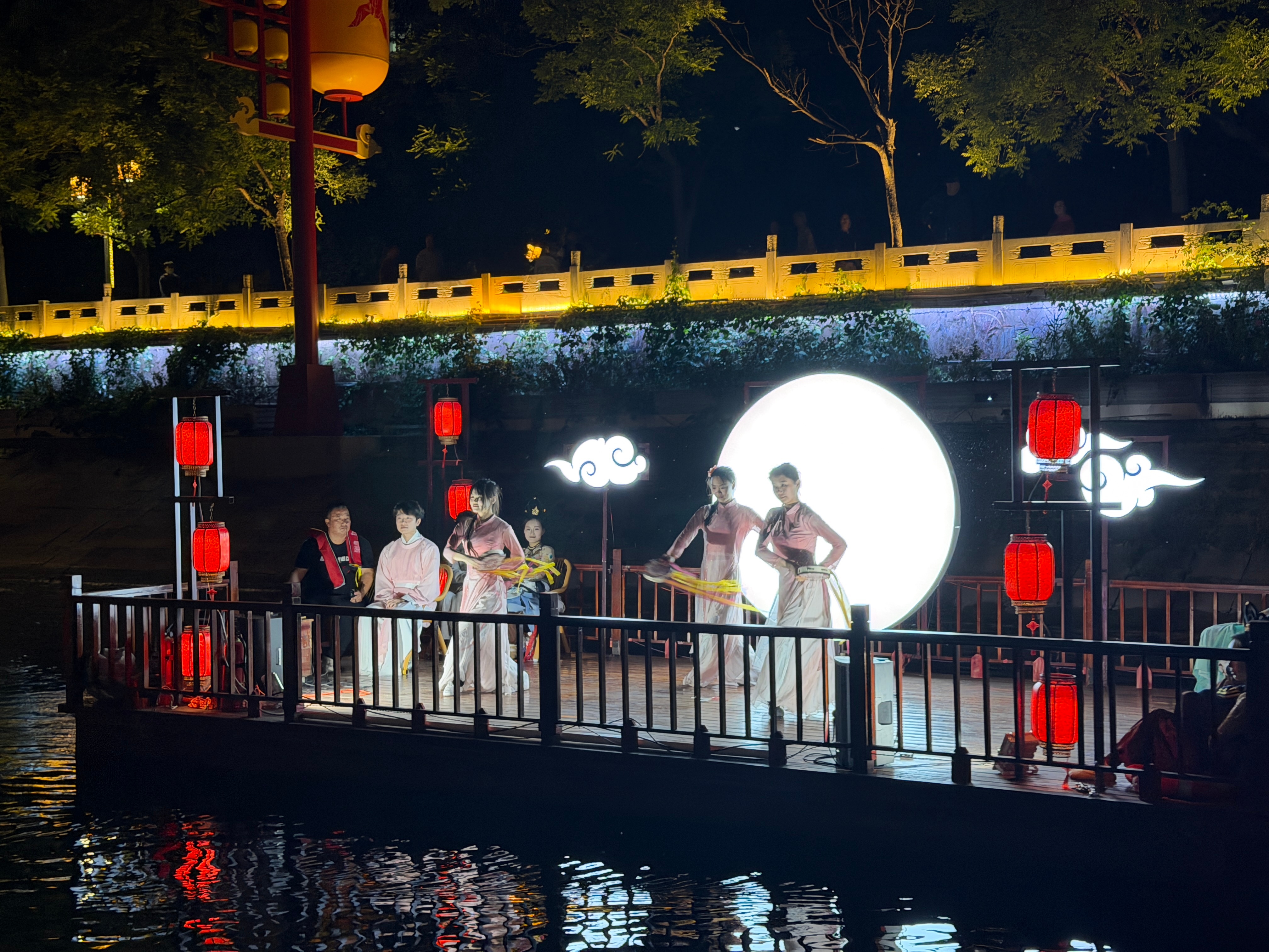 河海狮城产业兴文武沧州启新程夜游南川老街，在知微戏剧听一场相声，满场欢声笑语氛围