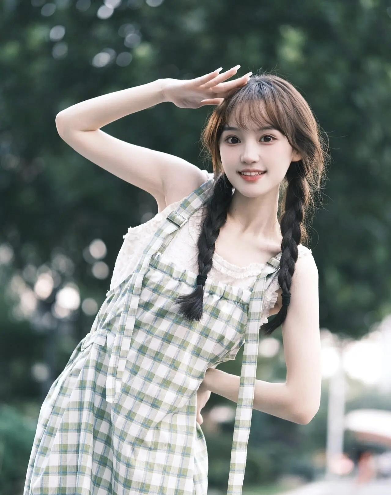 夏日甜美少女风，绿格子连衣裙，阳光下的微笑