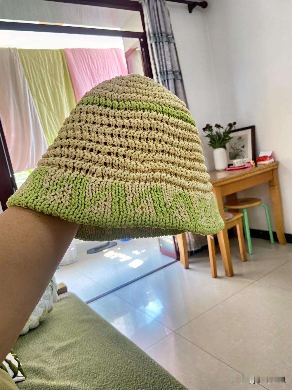 这个帽子是我前年商场打折时买的！
原价挺贵的！我等到了打折时便宜买的！
大约花了