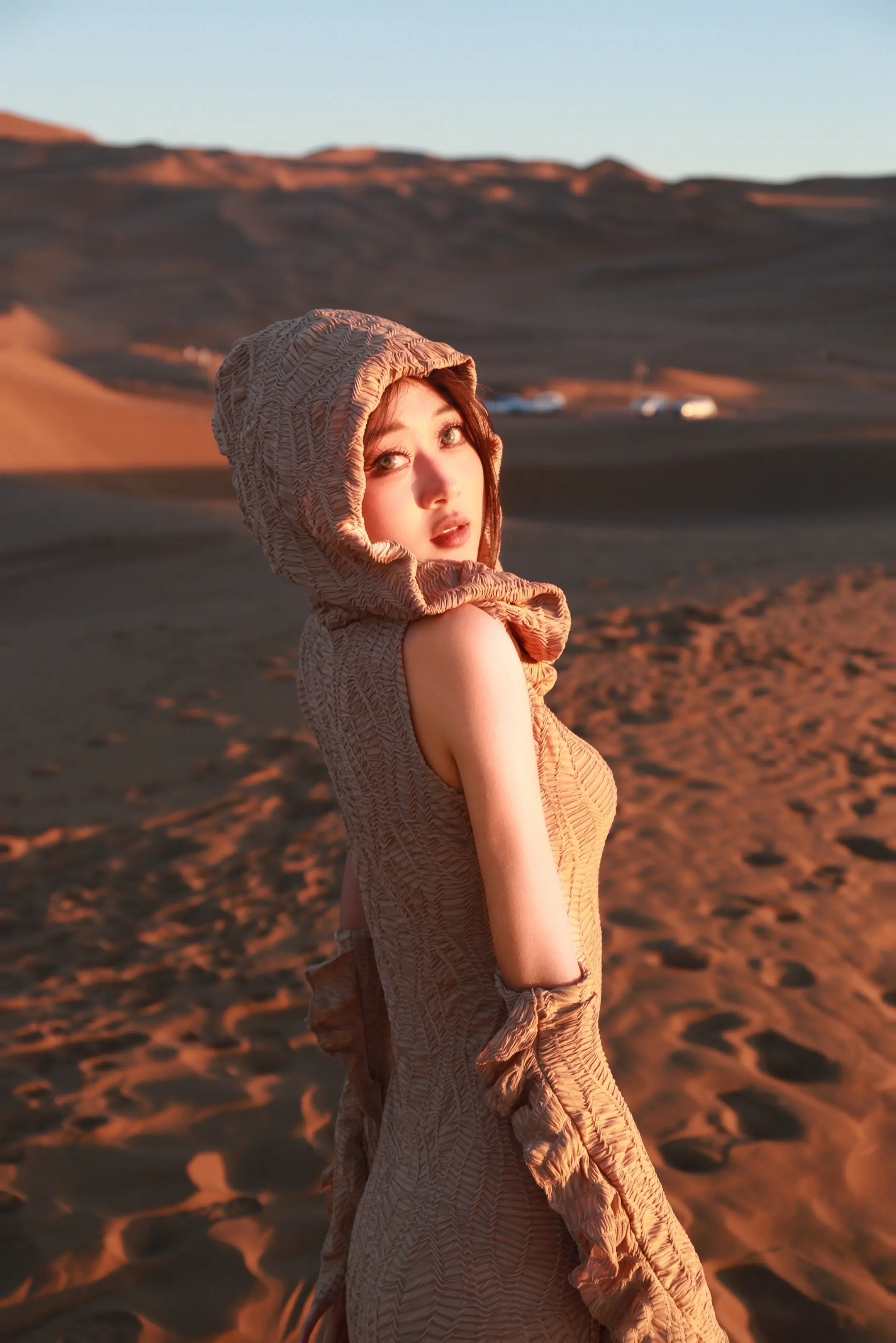 沙漠穿搭 沙漠辣妹穿搭 辣妹沙漠穿搭 沙漠穿搭美学 红裙与沙漠的适配度