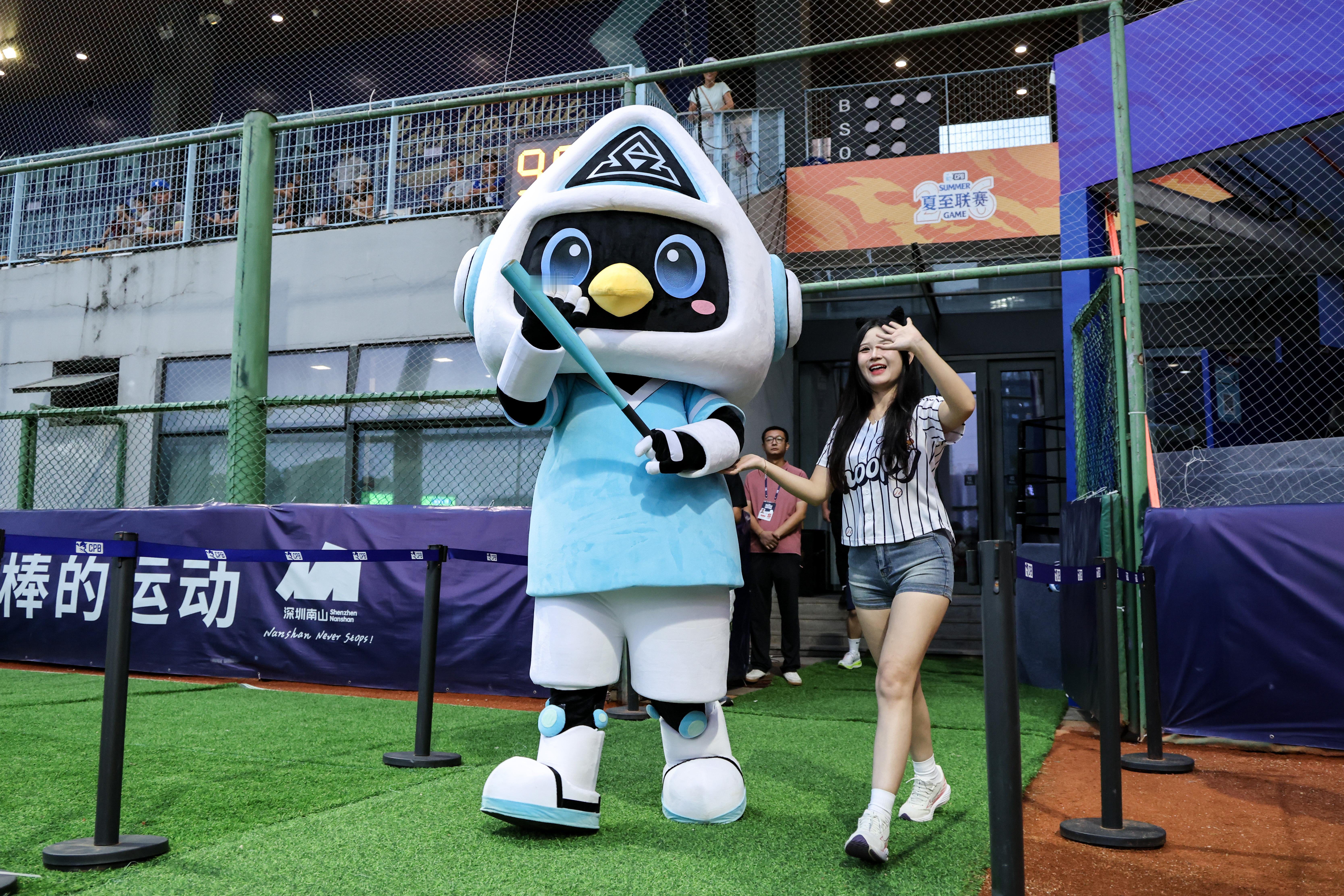 听说这里不踢球，改挥棒？👀⚾️鹏鹏初来乍到，先来棒球场探探路！新场地、新朋友，