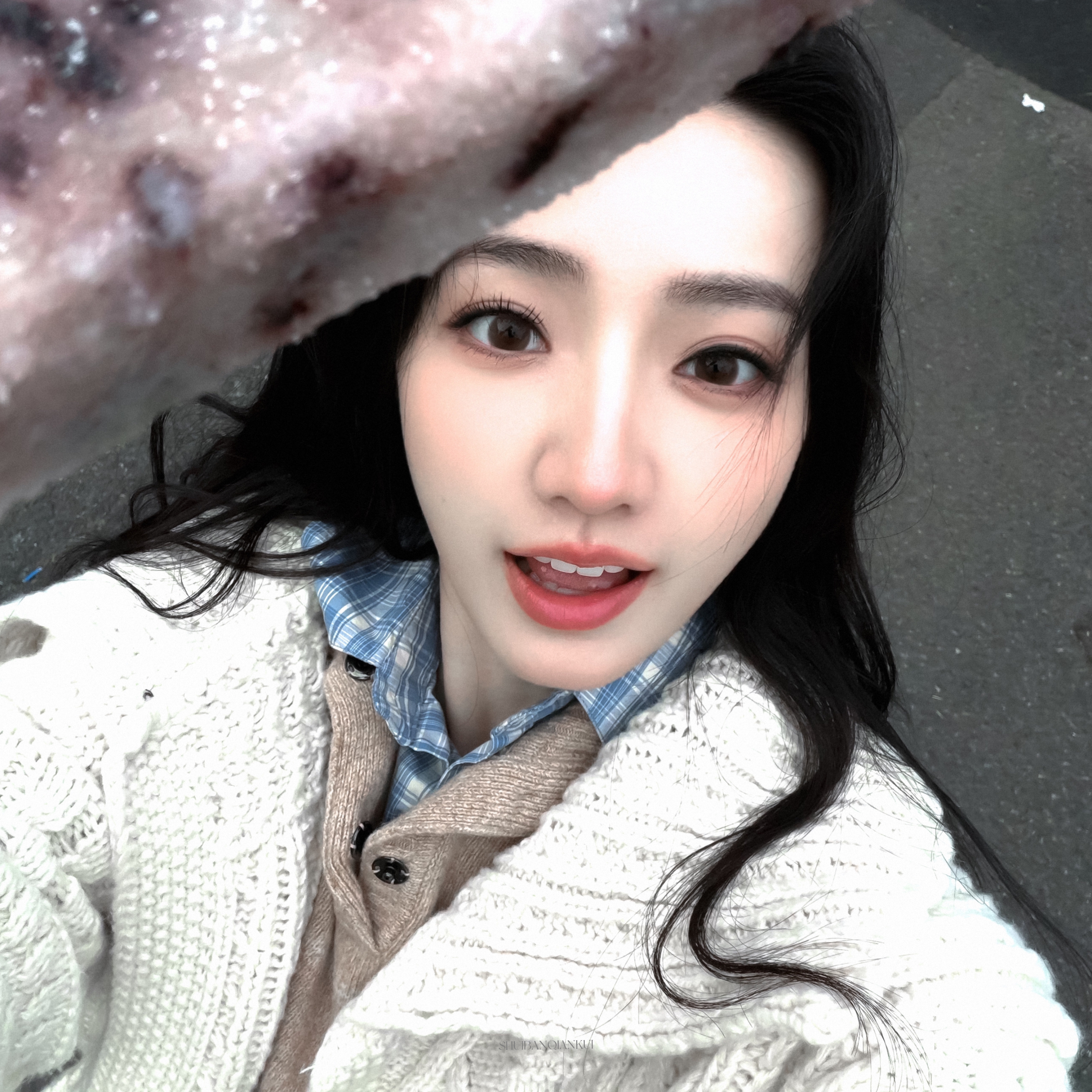 黄羿 你靠近窗边 月亮有了形状🌻 