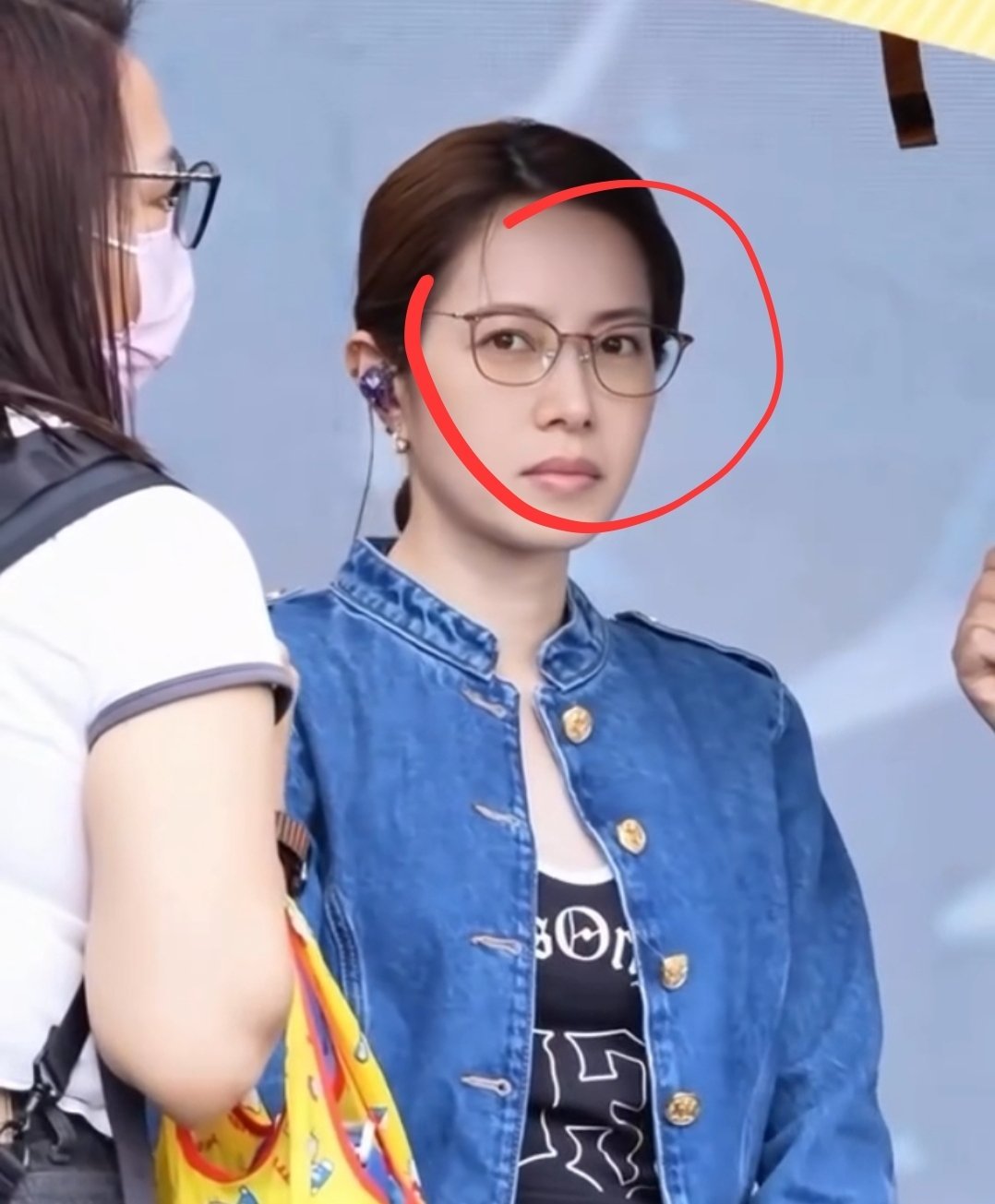 我天啊！！一代女神演唱会唱到一半的时候下台找眼镜，说自己已经“老花”了她才48岁