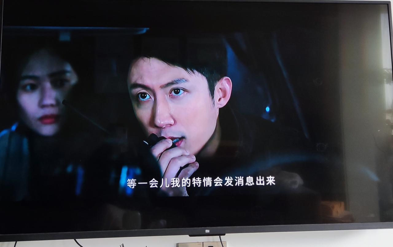 我着实有些弄不明白，难不成刑警出警都不配备枪支吗？
《罚罪2》第5集里，老麦混入