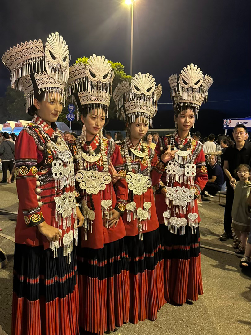 出来旅游一圈，哇喔，好美的姐姐们，西昌火把节的小姐姐们，好高啊！ 凉山
