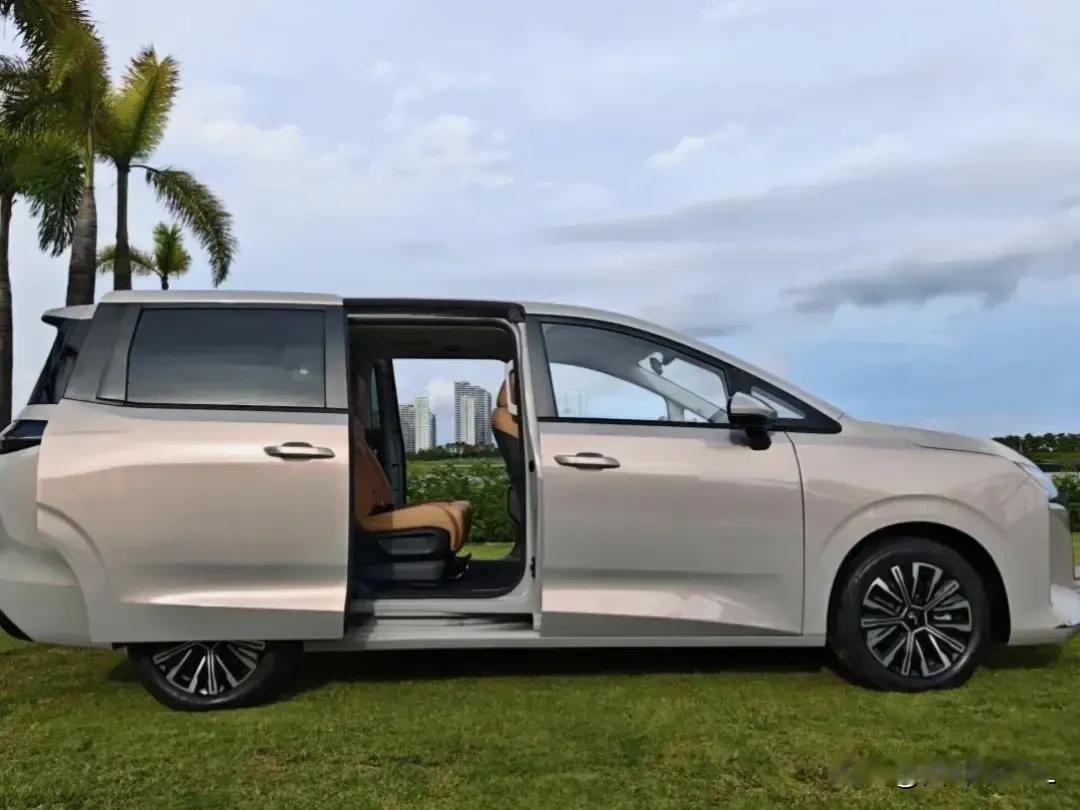 我们的国产汽车已经崛起了，支持国产汽车，就买五菱汽车，家用车、商务车、货车应有尽