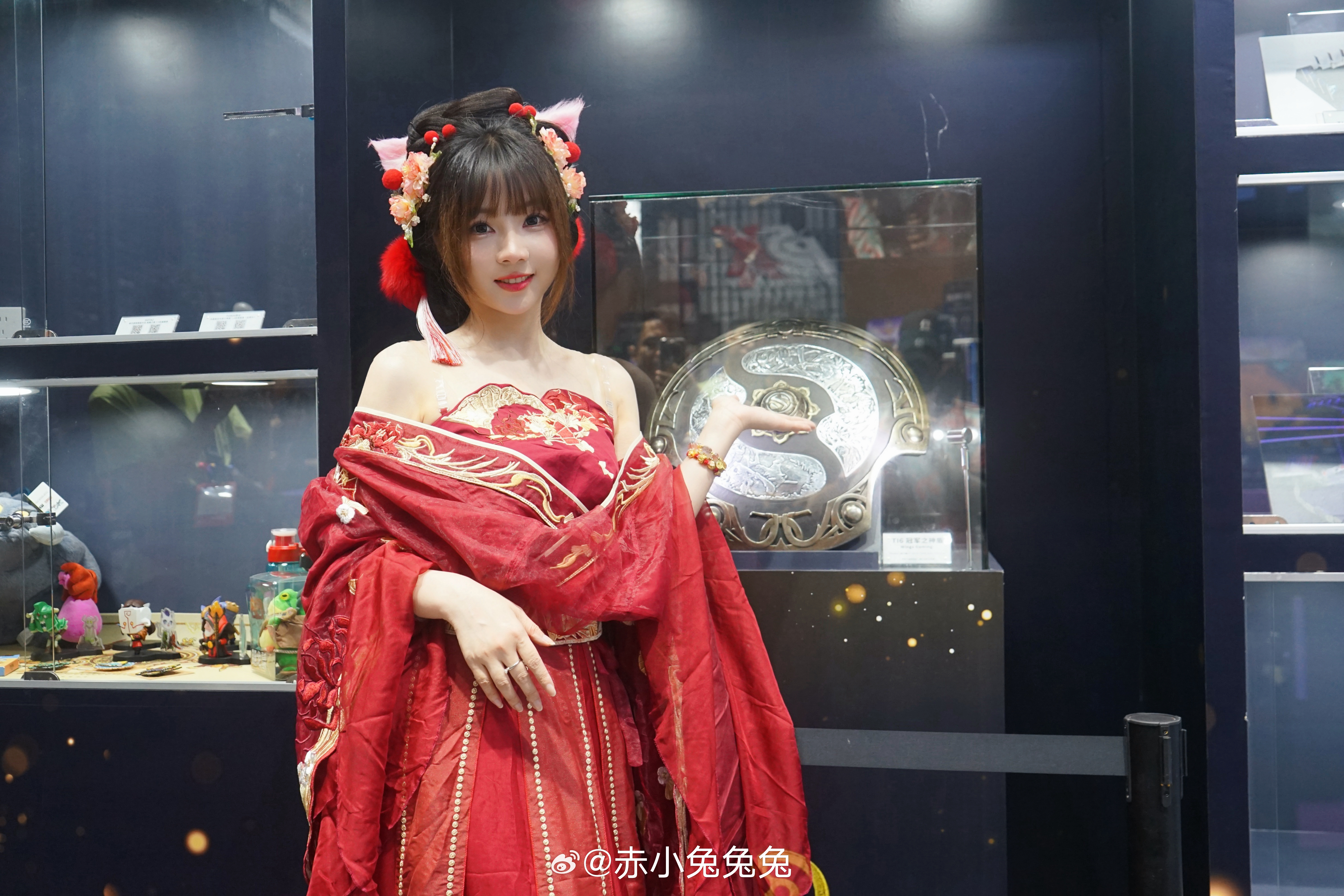 在Dota2展台和小黑合影的时候她认出我了！！和我说 哇哇哇赤小兔我喜欢你好久了