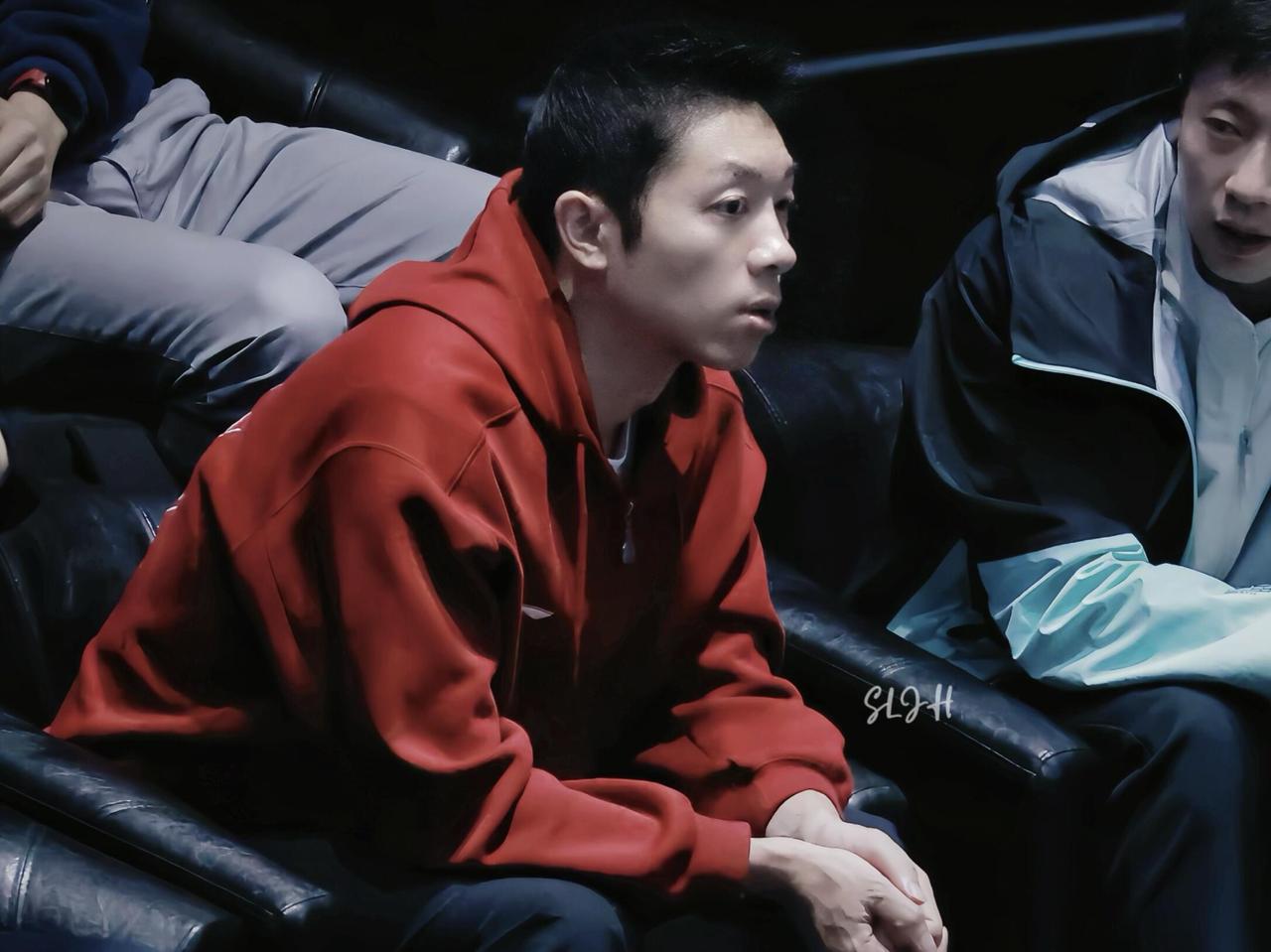 为啥许昕被称为盲僧呢? 一句话：因为许昕近视、打球不戴眼镜、远台多、全靠神级手感