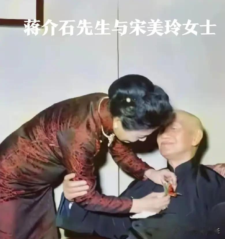 “美玲啊！我爱你呀”

1975年老头子在88大寿上爱妻给夫君戴寿诞花时夫君拽着