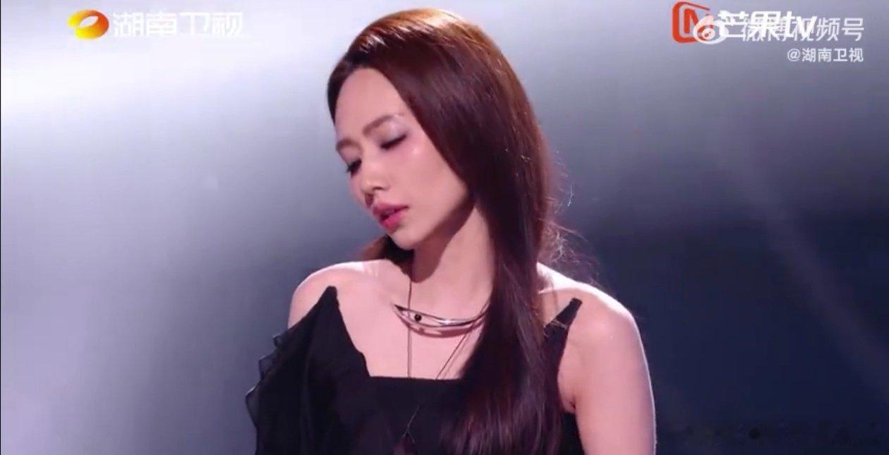 松弛感十足，刘惜君在歌手获得满满的安全感，放平心态，不断为大家献上惊喜演唱刘惜君