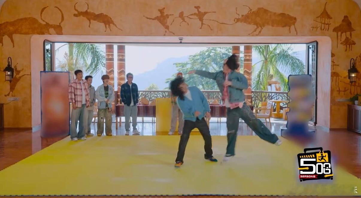 邓超陈赫你不要过来啊谁被这俩秃头造型笑晕了！玩游戏追来追去毫无形象，满脑子都是“