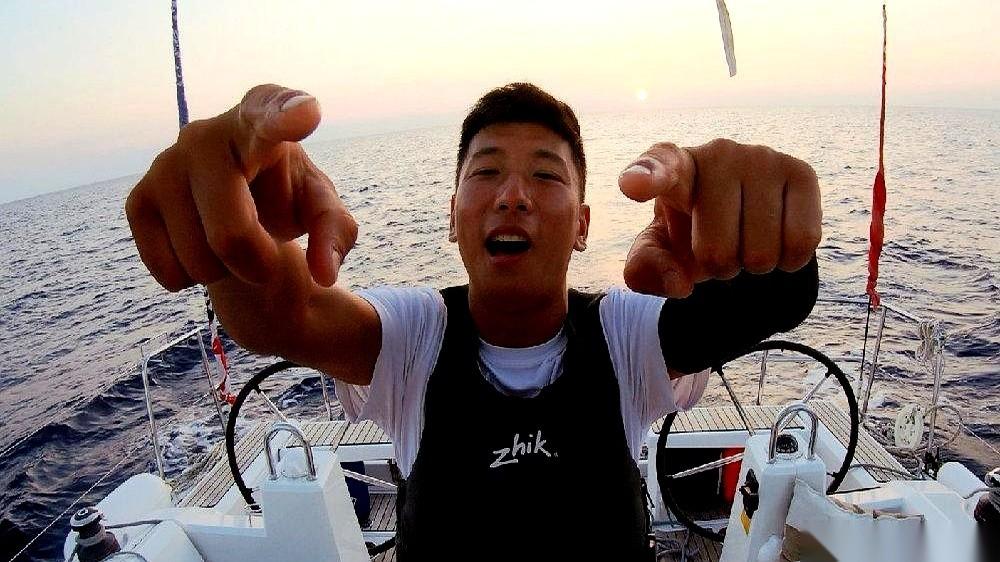 前天晚上聚餐，老李把手机往桌上一丢，抓起一根烤串：“下周的汇报搞定了。”
我扫了