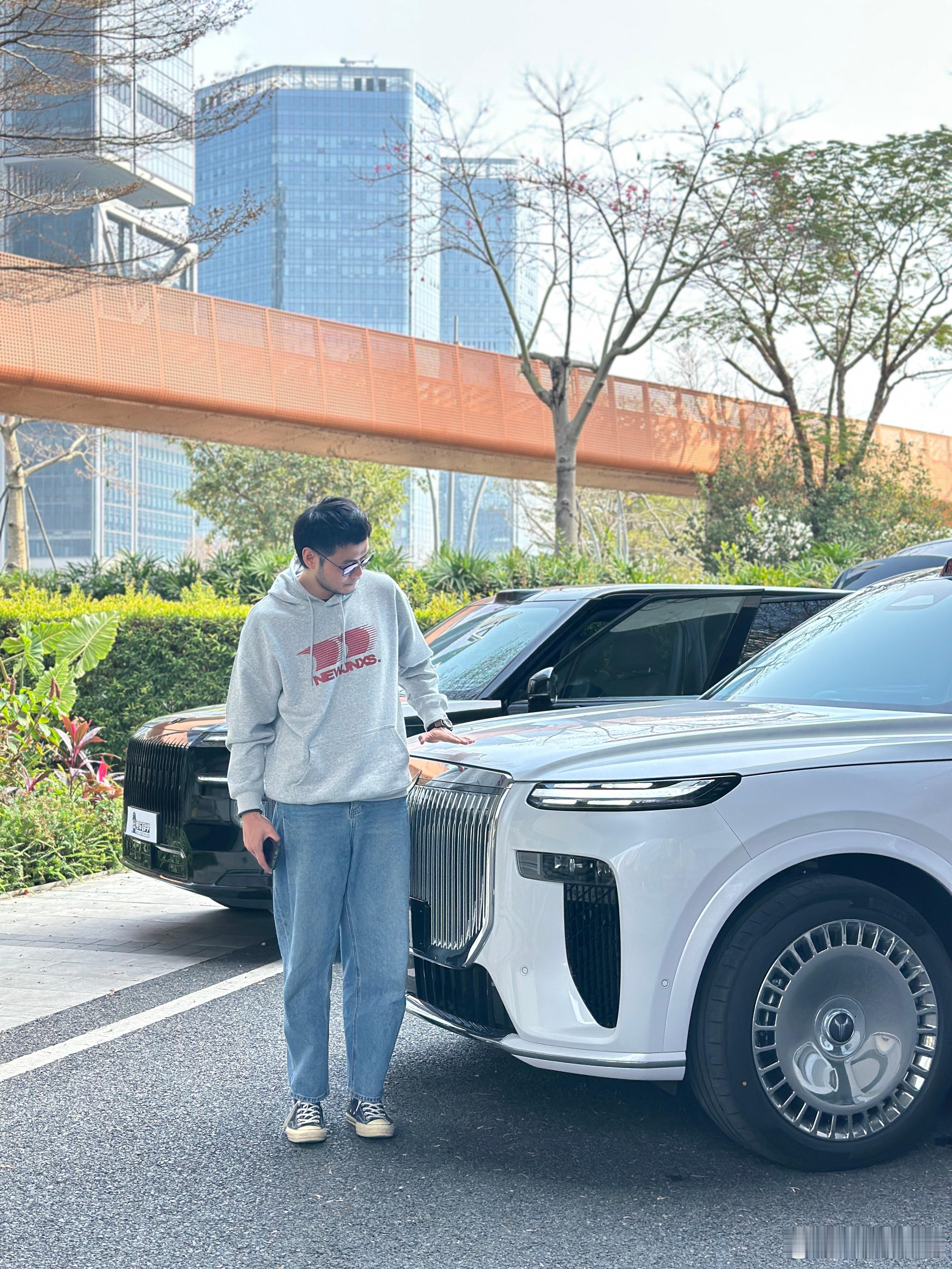 我190cm  165cm我的本意是我俩用同一角度，来对比一下这两台车引擎盖的高