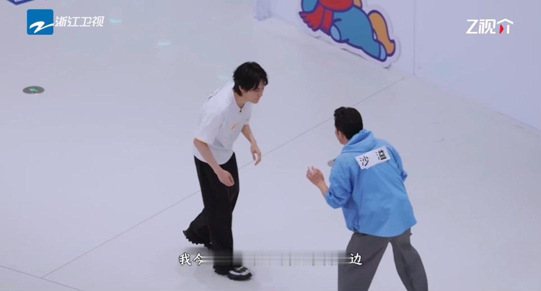 沙溢张真源父子对决奔跑吧 看沙溢和张真源单挑有一种看武侠片的感觉。一个用经验见招