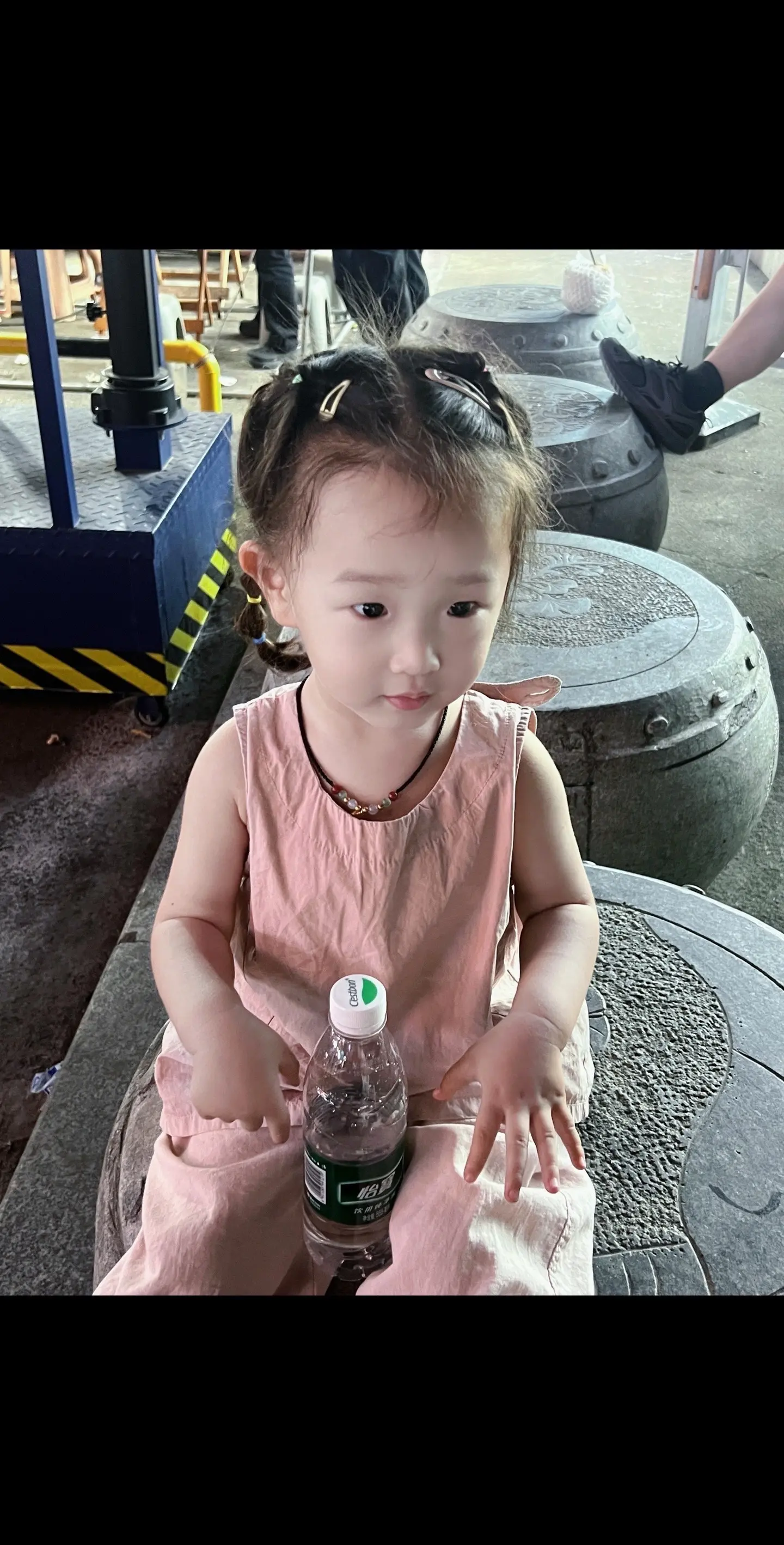 22岁的妈妈 两岁多的女儿。幸福啊怎么会不幸福 在吃糖都不甜的年纪 你...