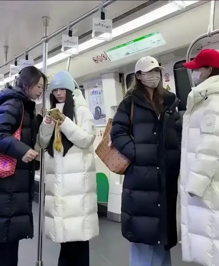 一个网友把五年前的短款羽绒服翻出来套上，拍了三张照片发博。
配文只有一句：地铁抬