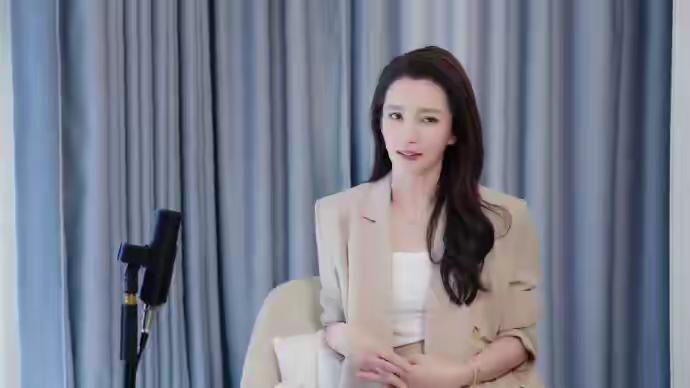 李冰冰证明了“活的久”才是成功！不怎么出现的李冰冰出现在鲁豫有约让人眼前一亮。大