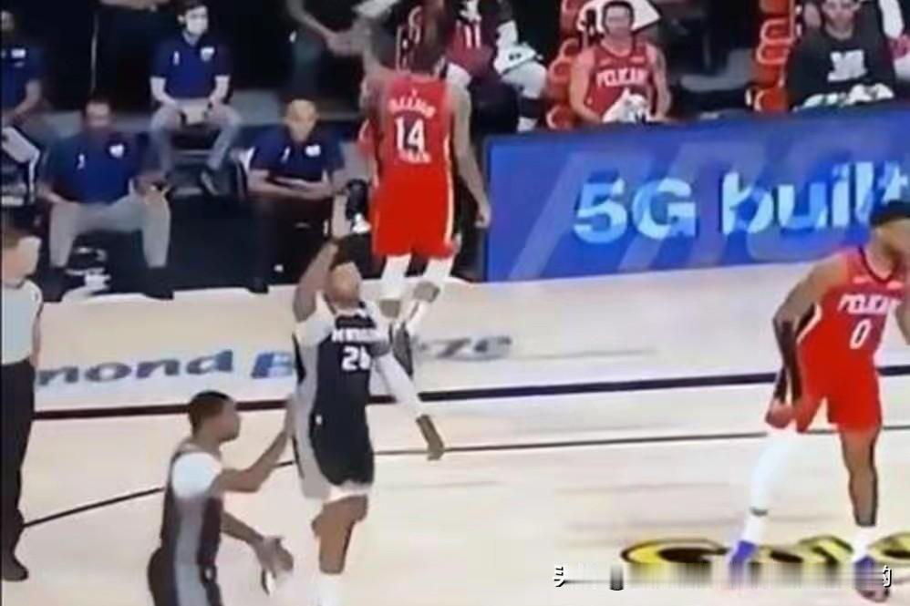 NBA赛场上总是不乏精彩瞬间，普尔妙传墨菲砸扣就是其中一绝。在2025年11月2