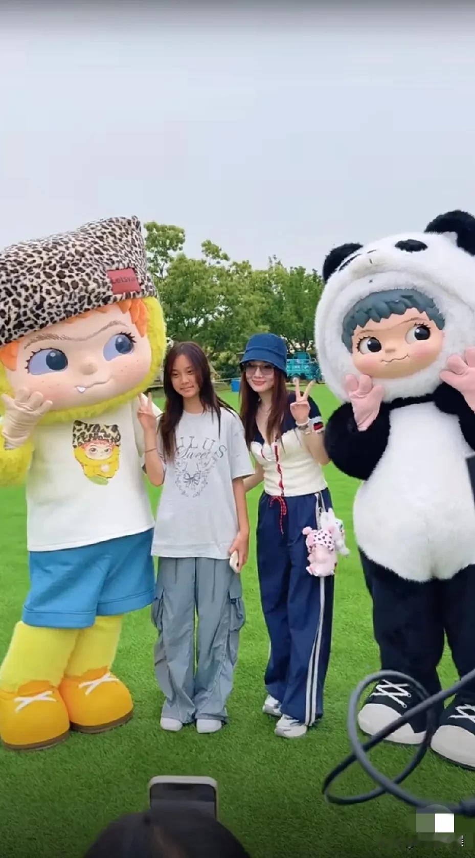 万能的网友又发现他们又静悄悄的合体了，虽然没有同框照，但是一块带孩子出游是肯定的