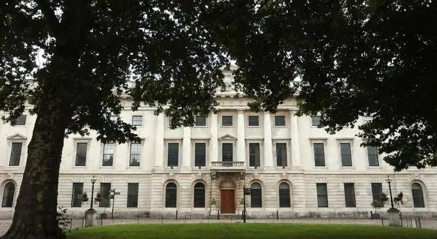 中国外交部发言人林剑亮出的态度很明确：英国要是再不批大使馆项目，中国必将坚决维护