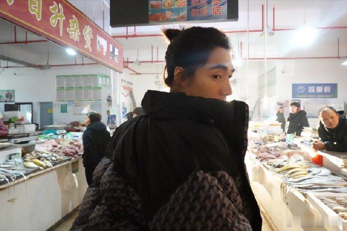 此沙 县城文学男主  看到此沙又进组了！而且这个造型是真挺有县城文学男主那味儿的