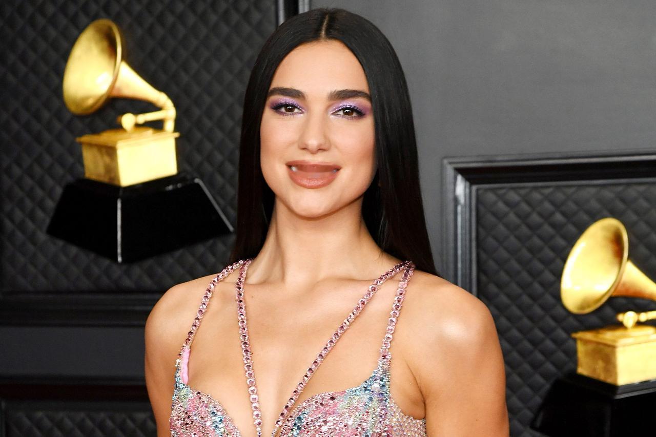 对对对，队长！Dua Lipa 通过在水上度过一段时间并正式成为BoatGirl