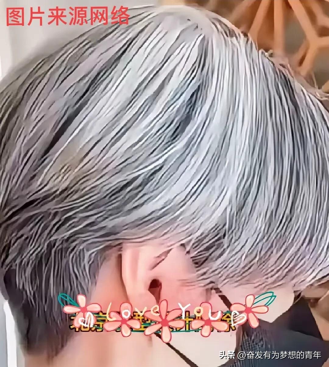 昨天去理发，因为有白发头，理发师又劝我染发，我说不染了，她问我为啥不染了？我一时