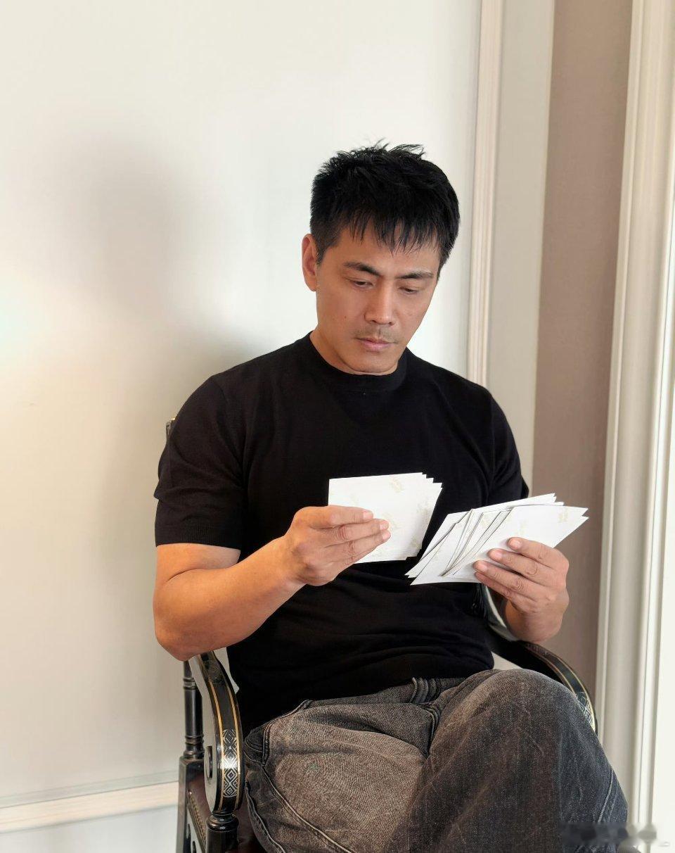 58岁的邵兵在披哥官宣后连发27个“火”表情隔空打卡，这种近乎笨拙的认人方式，在