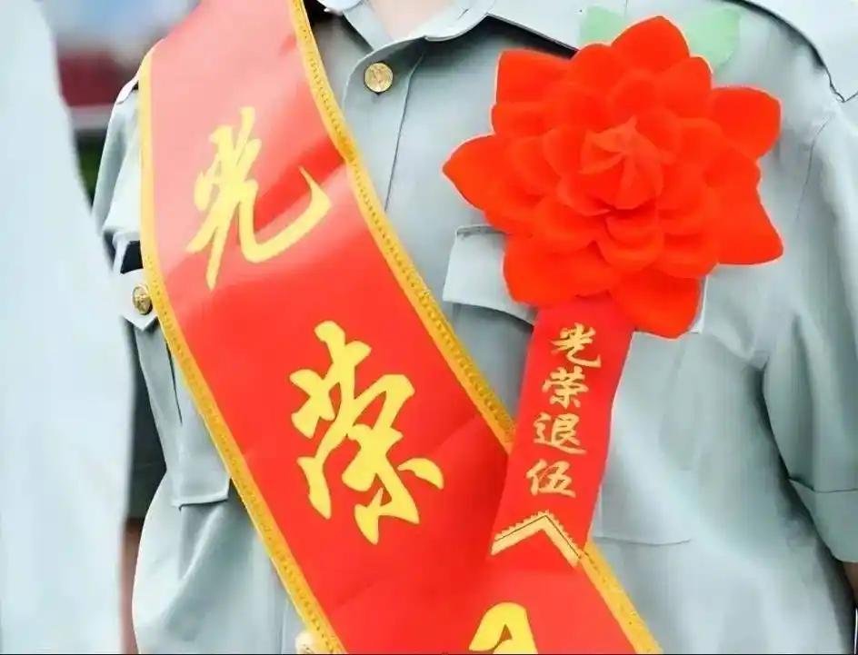 侧翻的车在漏油，随时可能爆燃。

退役军人史向前停下来，他曾是消防兵，知道油箱破