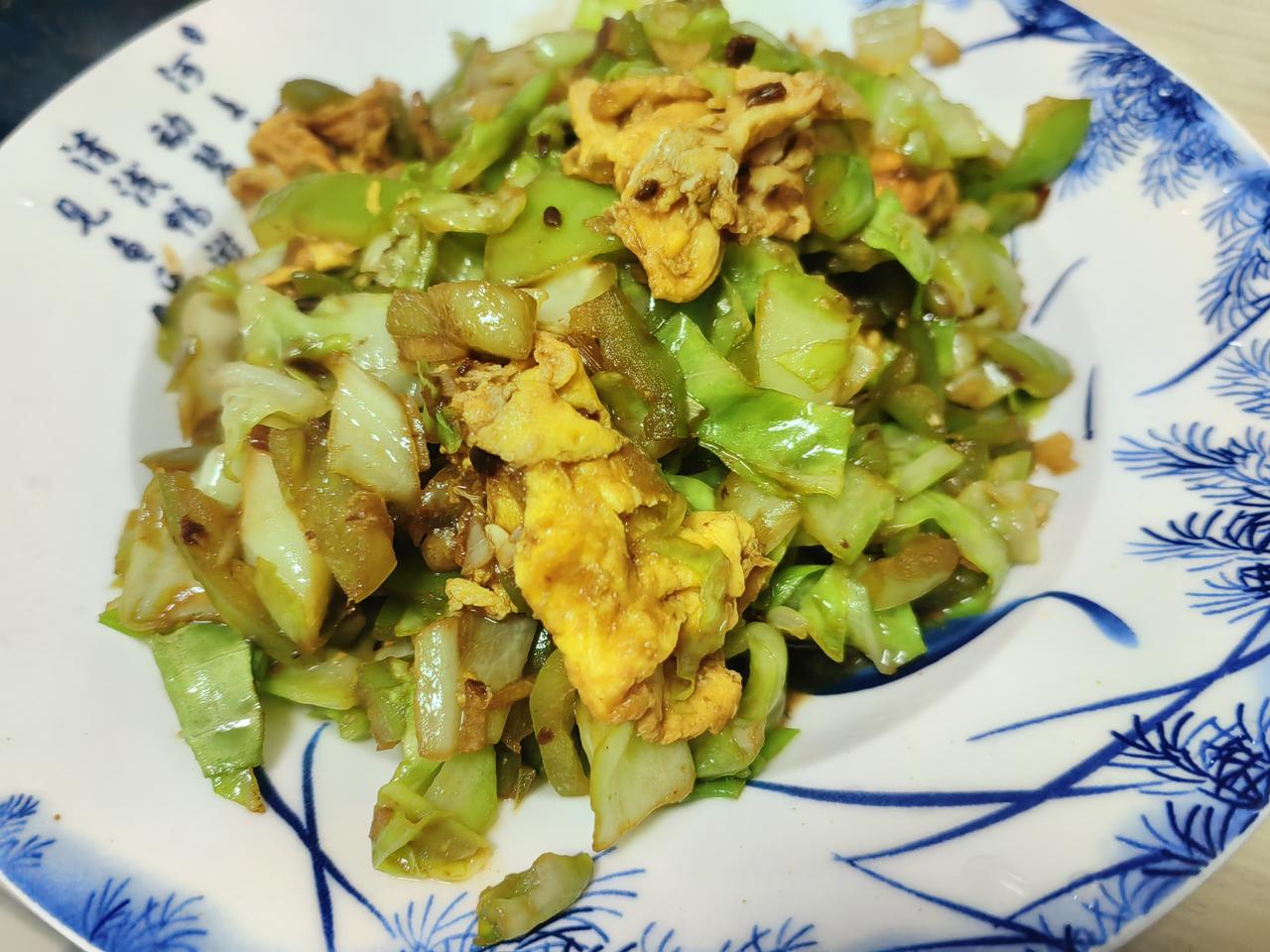 圆白菜尖椒鸡蛋，用炸酱猪油些许盐混炒，味道有点特别，下饭。