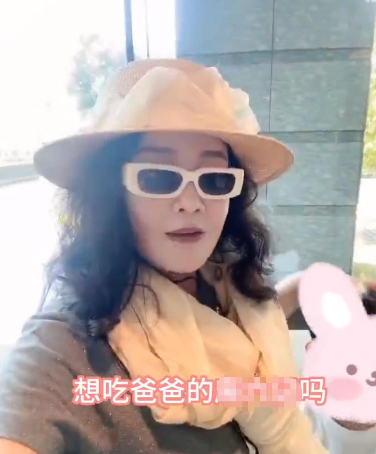 张兰终于见到了孙子和孙女，她的欣喜让人看到了一个奶奶的艰辛。
原本的祖孙相聚是再
