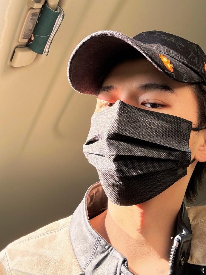 #何浩楠车内自拍##何浩楠车内比赞自拍# 何浩楠车内比赞自拍，阳光相伴，帅气无敌