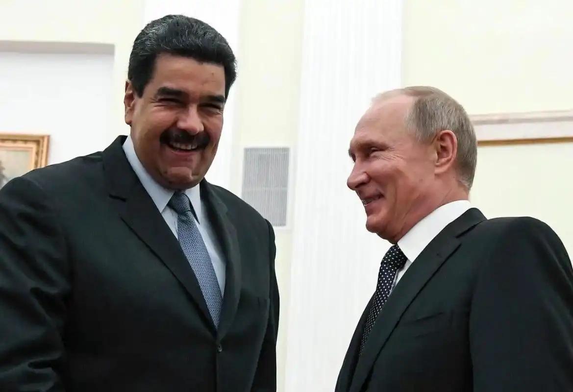 【普京亮剑声援马杜罗，美俄博弈的“客场反击”】

普京总统与马杜罗通电话，声援委