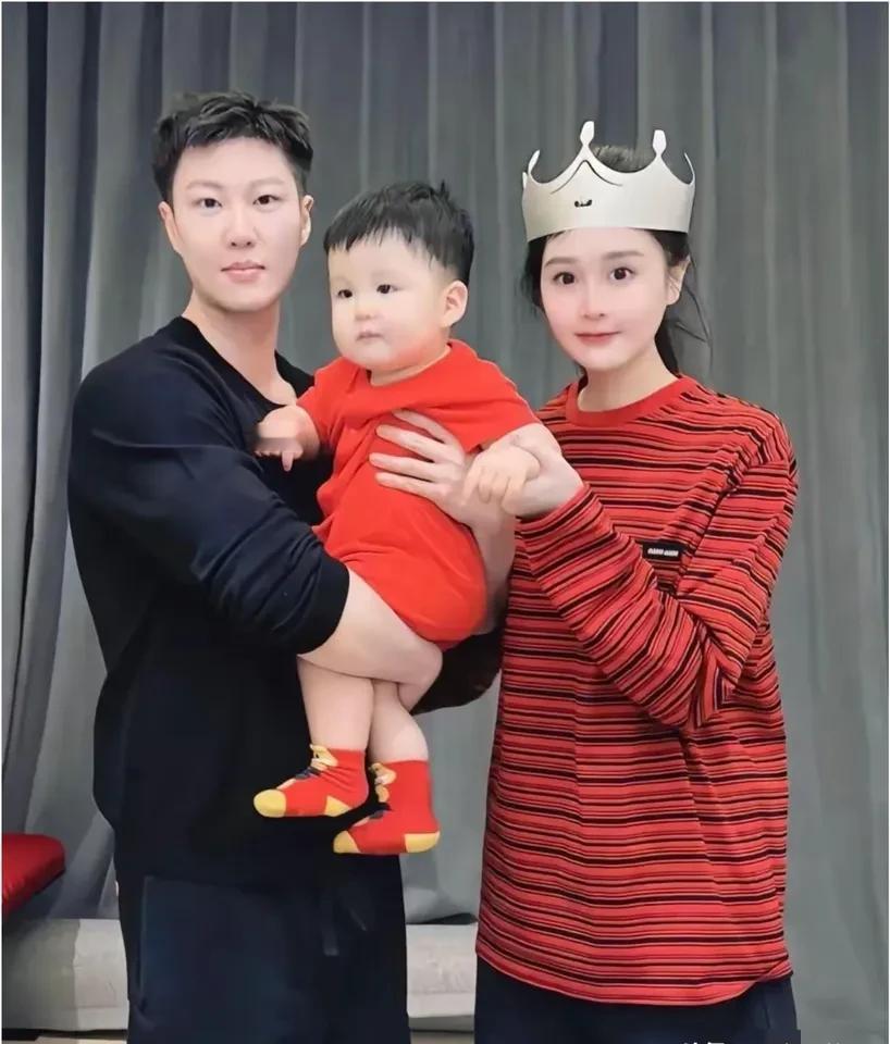 赵本山女儿球球的丈夫，居然被网友贴上了“性缩力”的标签。
这事儿听着就离谱，一个