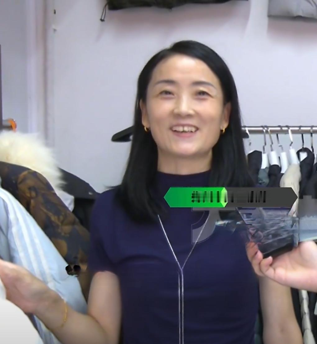 开店做生意，大多人都想着多赚钱回本盈利。但郑州这位羽绒服店老板娘，却做出了让人意