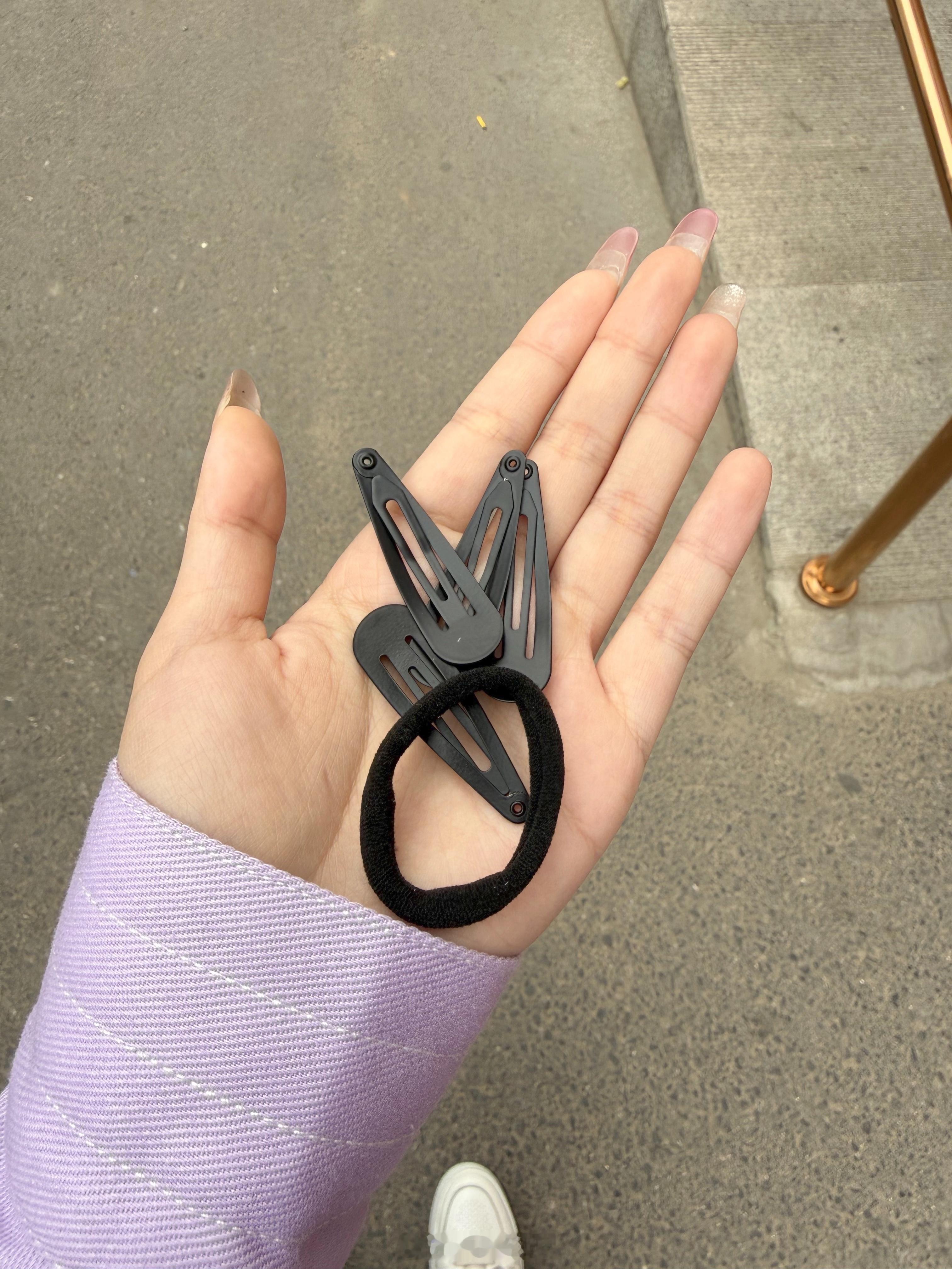 不是 在小卖铺买这点东西7块钱