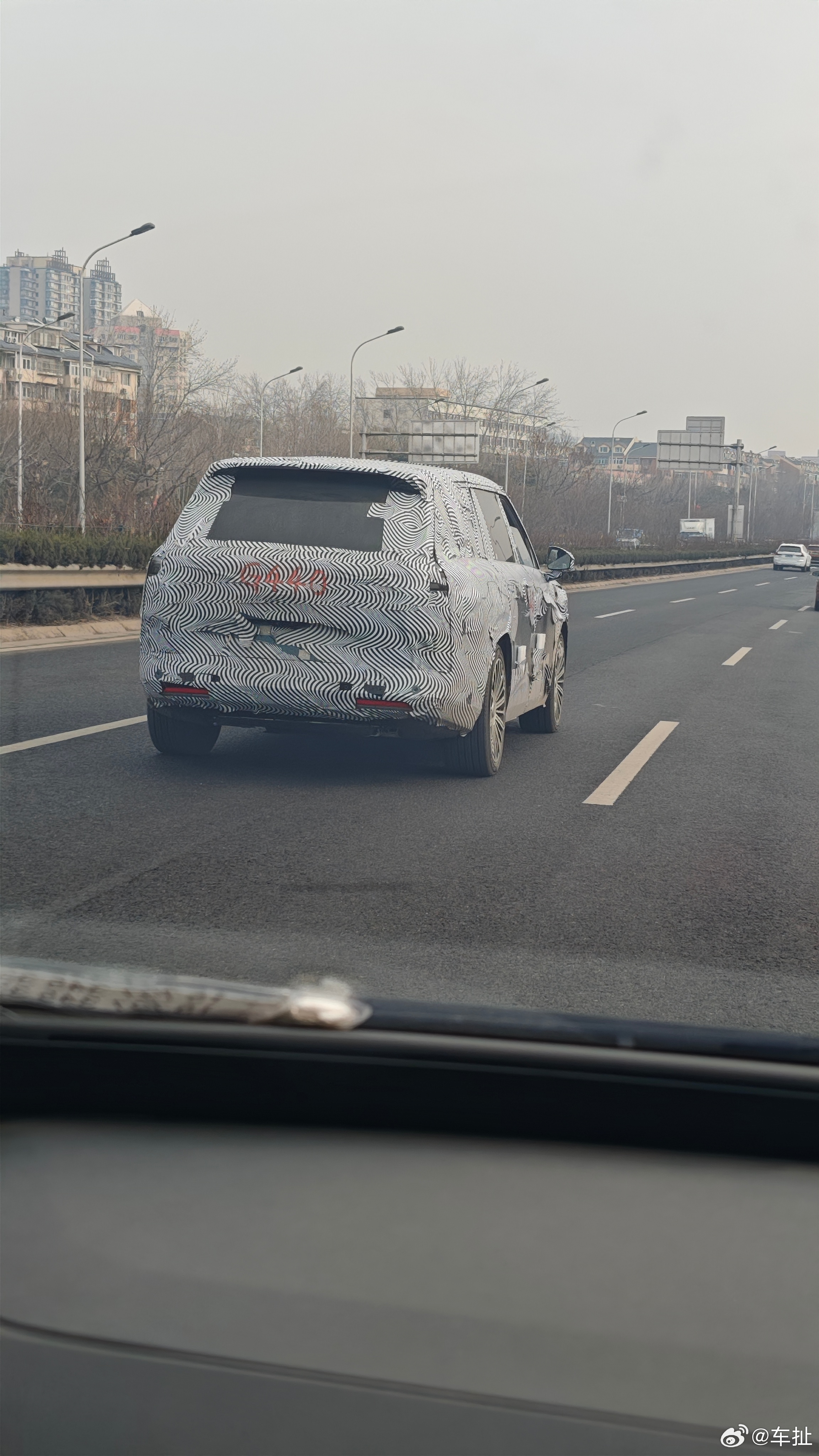 路遇伪装测试车，看样子应该是新款理想L系列的测试车。大家猜得出是哪款车吗？ 