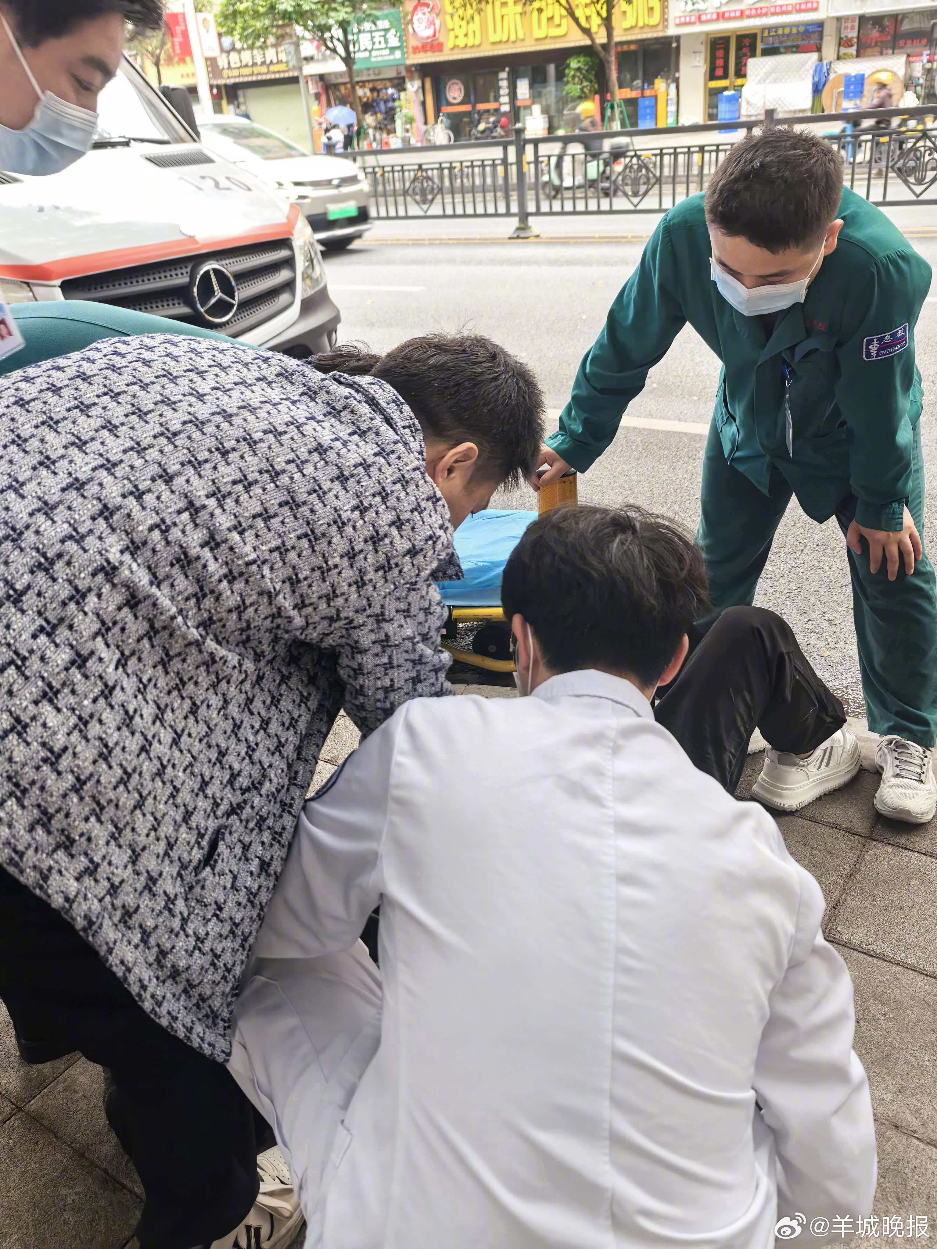 【#广州两护士长10分钟抢回一条命#】两名“路人”在车祸现场出手，救回一条命。3