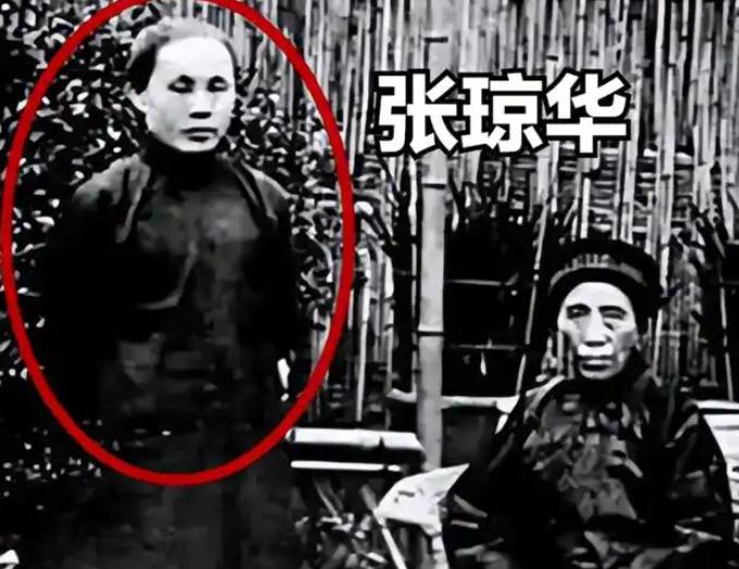 1912年洞房之夜，郭沫若见发妻太丑，拒绝同房。就在他转身要走时，发妻拉住他苦苦