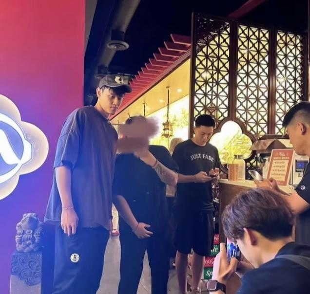 关系真好！胡明轩去美国探望曾凡博！

中国男篮球员胡明轩和曾凡博私下的关系可真好
