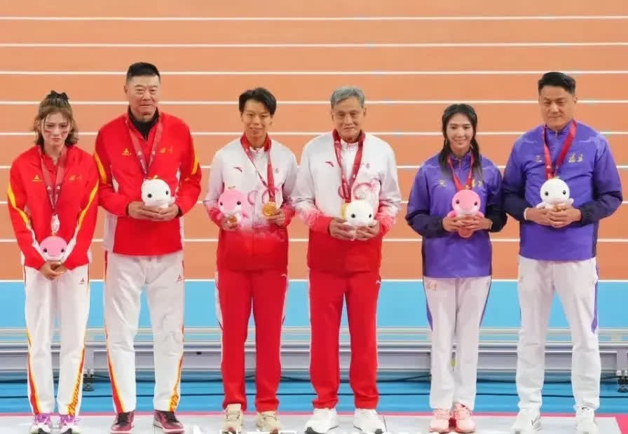 在全运会的舞台上，教练与运动员肩并肩，共同登台领奖。这不仅是对教练辛勤付出的肯定