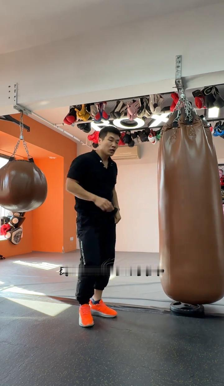 街头遇险，你第一反应是出拳？
错了。
正蹬腿一脚蹬出1.5米，暴徒根本近不了身。