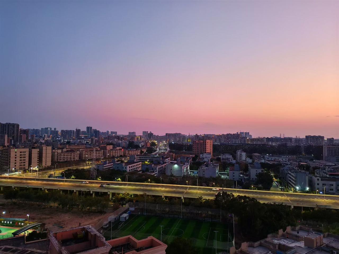 分享一张你在深圳的照片我在深圳宝安，我家对面是广深高速公路，每天有夕阳可看[赞]