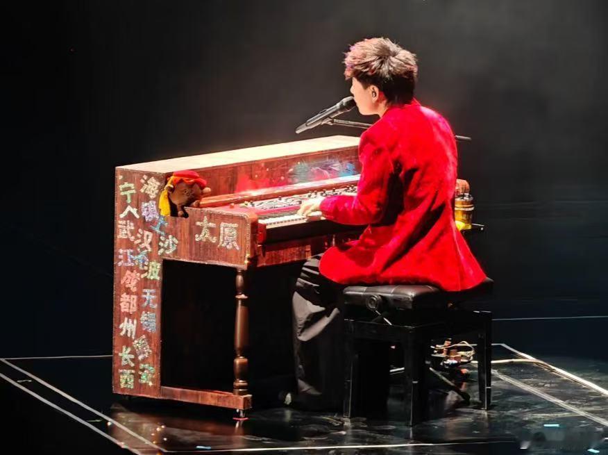 胡彦斌我那四旬还在唱跳的担 每一次看他的演唱会，都能发现新的细节和惊喜。他不会因