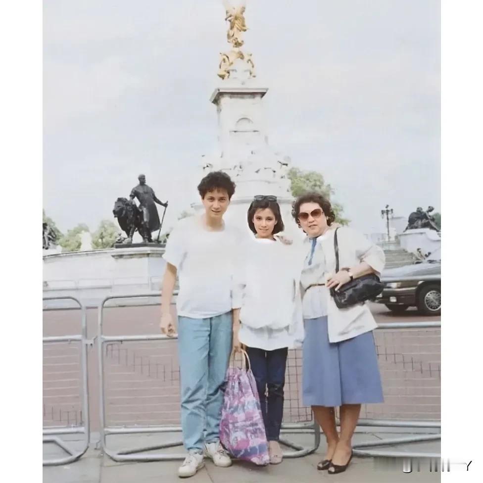 上世纪80年代，翁美玲与母亲张明仪和男友汤镇业在英国游玩时的合影老照片，那时候站